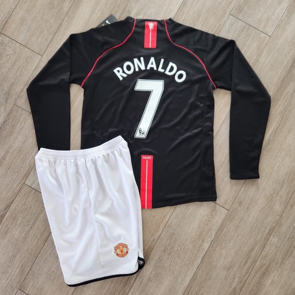 Manchester United Ronaldo Retro set for kids - Picture 3 of 4